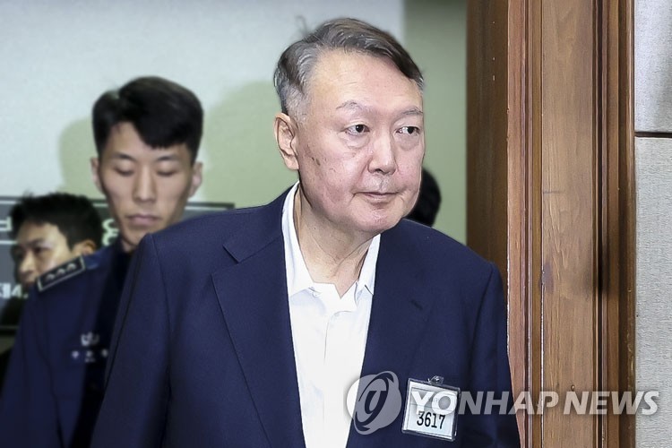 법정 들어서는 윤석열 전 대통령 [사진공동취재단 제공] 2025.9.26