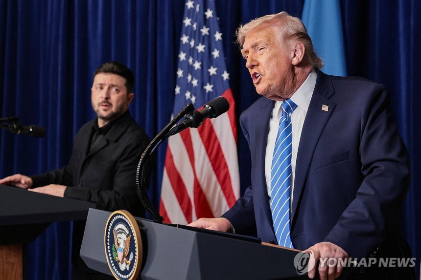 회담 결과 설명하는 트럼프-젤렌스키 대통령 [로이터=연합뉴스.재판매 및 DB 금지]