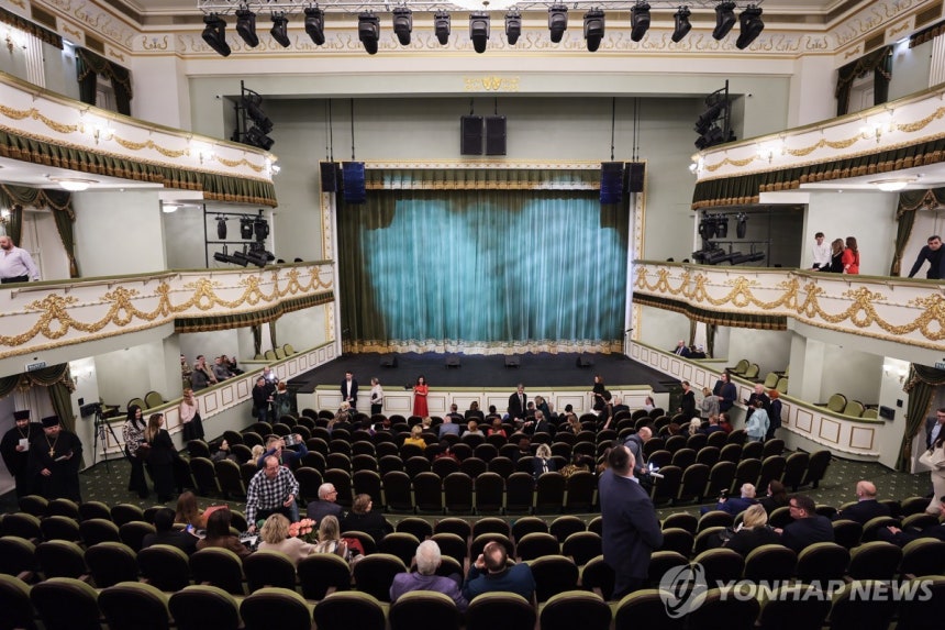 마리우폴 드라미 극장 무대와 객석 [타스 연합뉴스.재판매 및 DB 금지]