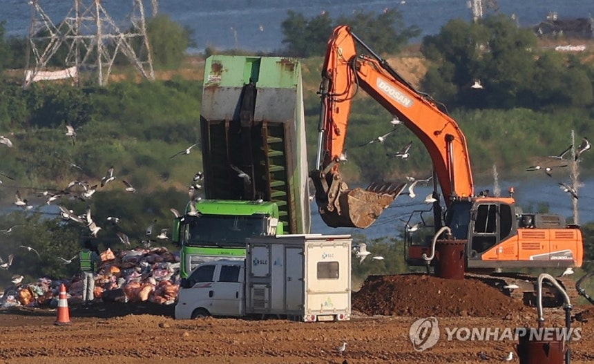 수도권매립지 '매립 작업 한창' [촬영 김상연]