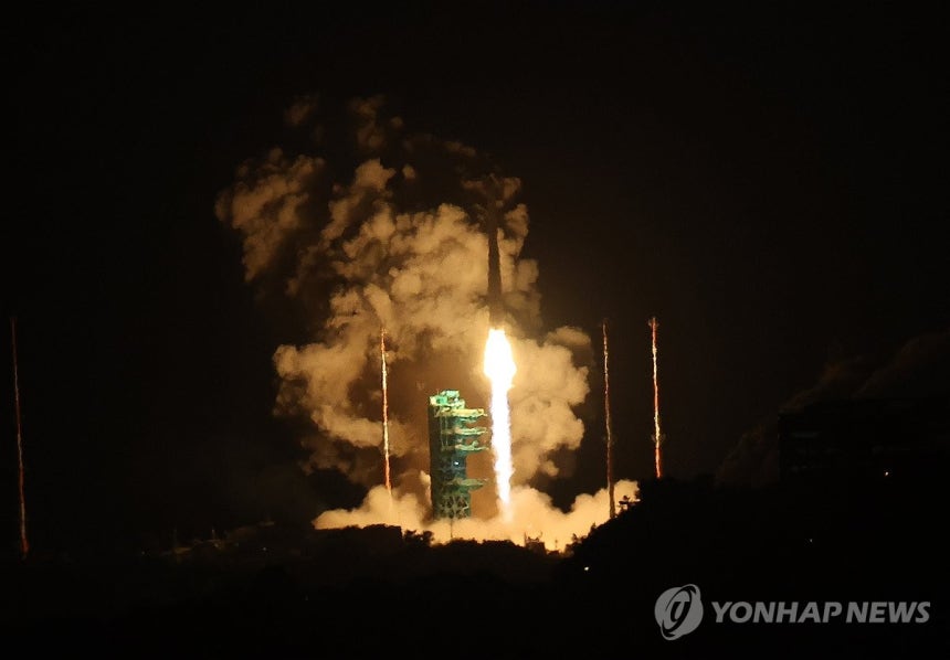 우주로 향하는 누리호 (고흥=연합뉴스) 김성민 기자 = 한국형발사체 누리호가 27일 새벽 전남 고흥군 나로우주센터에서 발사되고 있다.이번 누리호 4차 발사에는 무게 516㎏ 주탑재위성 '차세대중형위성 3호