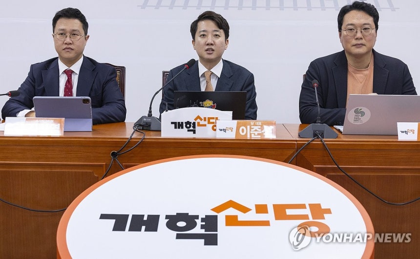 최고위원회의에서 발언하는 이준석 대표 (서울=연합뉴스) 황광모 기자 = 개혁신당 이준석 대표가 24일 국회에서 열린 최고위원회의에서 발언하고 있다. 2025.12.24 hkmpooh@yna.co.kr