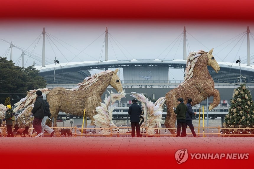 '새해는 붉은 말의 해' (서울=연합뉴스) 서대연 기자 = 붉은 말의 해인 2026년 병오년을 앞둔 28일 서울 마포구 월드컵공원에 억새로 만든 말 '억새말 형제' 조형물이 설치돼 있다.2025.12.28 dwis