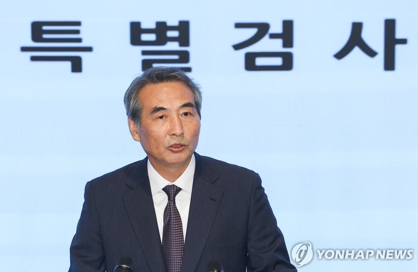 브리핑하는 민중기 특검 (서울=연합뉴스) 김성민 기자 = 민중기 특별검사가 29일 서울 종로구 KT광화문빌딩 웨스트빌딩 브리핑실에서 열린 김건희 특검 최종 브리핑에서 발언하고 있다.2025.12.29 ksm7976