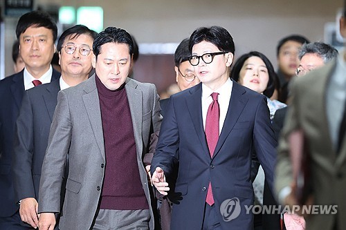 장동혁 의원과 대화하는 한동훈 대표 (서울=연합뉴스) 김주성 기자 = 국민의힘 한동훈 대표가 12일 오전 서울 여의도 국회에서 열린 비공개 최고위원회의에 참석하며 장동혁 의원과 대화하고 있다. 2024.12.12