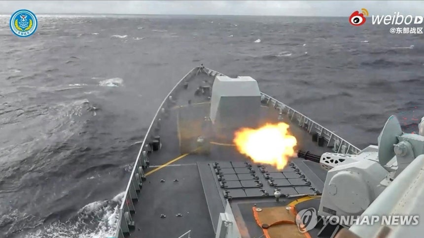 중국 군함의 사격 장면 중국군함이 알려지지 않은 장소에서 사격을 하는 모습.동부전구는 대만 포위훈련 첫날인 29일 이같은 사진을 공개했다.동부전구는 30일 대만 인근 해역에서 이틀째 실사격 훈련을 진행중이다.[