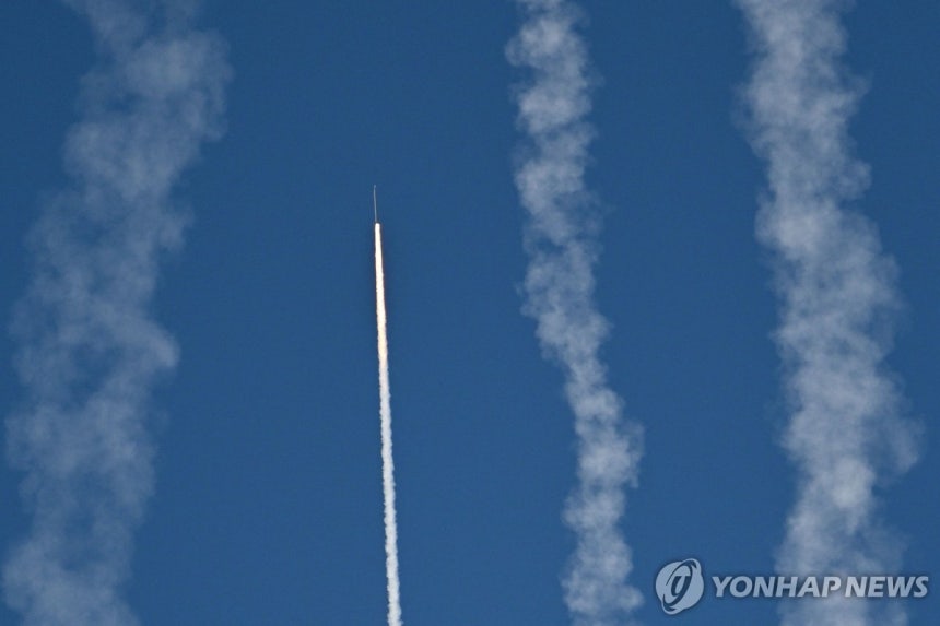 중국군,푸젠성 핑탄에서 대만 상대 로켓 발사 훈련 중국군이 30일 오전 대만에서 가까운 중국 푸젠성 핑탄섬에서 로켓을 발사하는 모습.중국군 동부전구는 이 직후 공지에서 "대만섬 북부 해역을 대상으로 원거리 실탄 