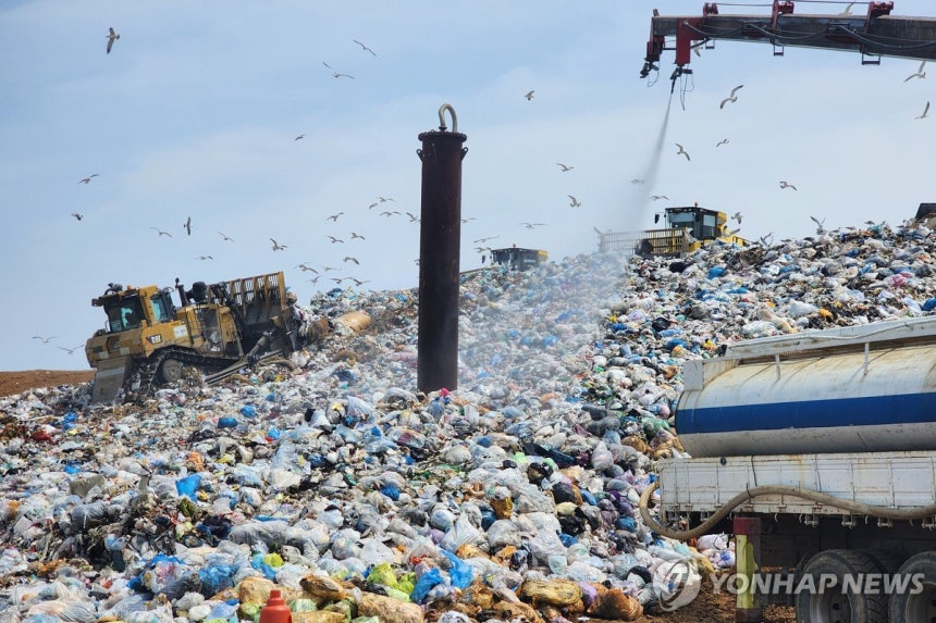 인천 서구 수도권매립지에서 쓰레기 매립 작업이 진행 중인 모습 [촬영 이재영]