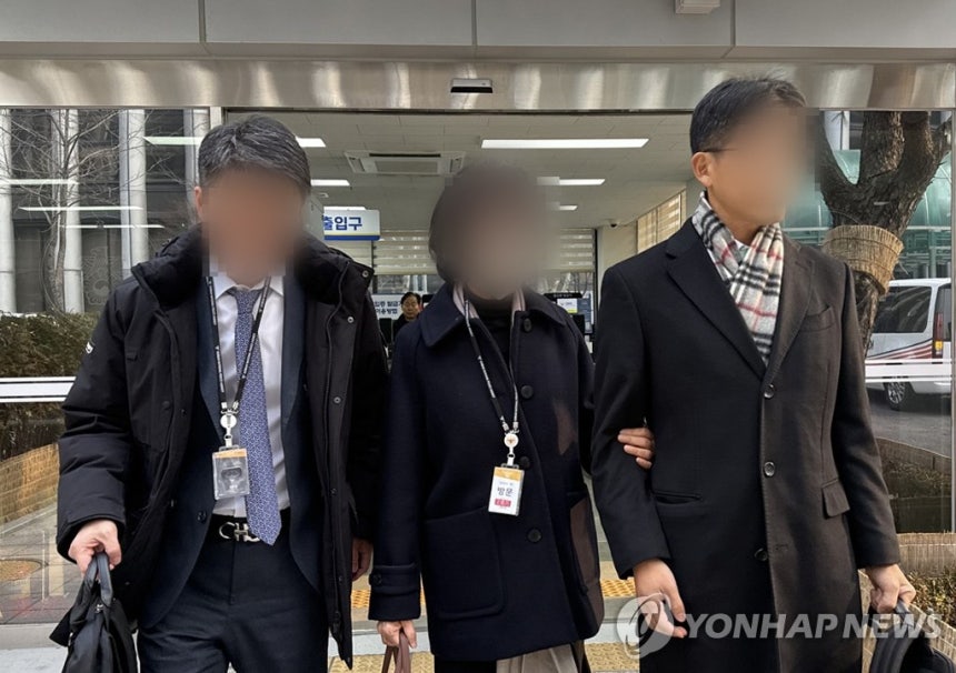 경찰,'통일교 자금관리' 한학자 전 비서실장 재소환 (서울=연합뉴스) 정연솔 수습기자 = 한학자 총재의 전 비서실장인 정원주씨(가운데)가 28일 서울 서대문구 경찰청에 재소환되고 있다.2025.12.28 yeon