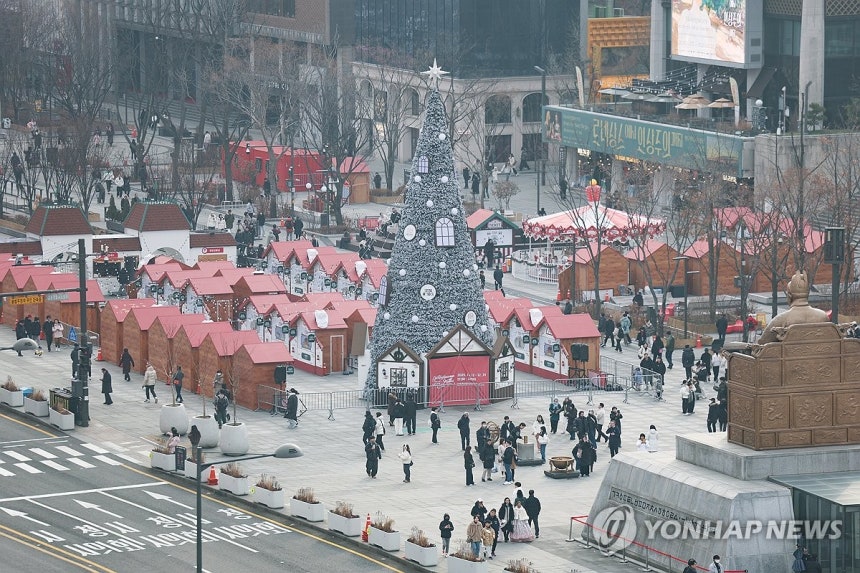 올해 마지막 주말,광화문 찾은 시민들 (서울=연합뉴스) 서대연 기자 = 올해 마지막 주말인 28일 서울 종로구 광화문광장에서 시민들이 시간을 보내고 있다.2025.12.28 