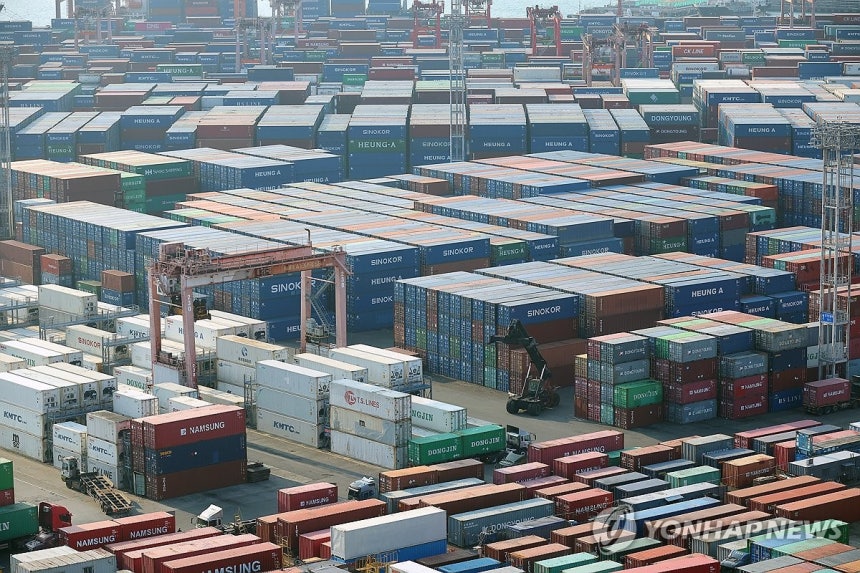 11월 산업생산 0.9% 증가…소매판매 3.3%↓·투자 1.5%↑ (부산=연합뉴스) 손형주 기자 = 지난 29일 오후 부산항 북항의 분주한 모습.2025.12.29 