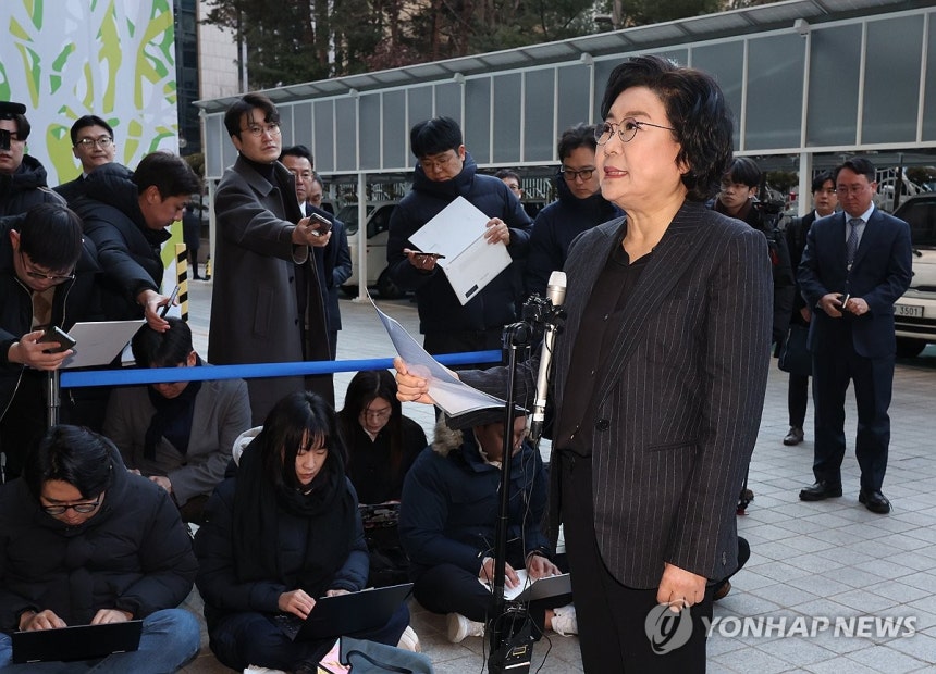 사과하는 이혜훈 후보자 (서울=연합뉴스) 서명곤 기자 = 이혜훈 기획예산처 장관 후보자가 30일 오전 서울 중구 예금보험공사에 마련된 인사청문회 준비 사무실로 출근하며 과거 탄핵 반대에 대한 언행에 사과하고 있다.