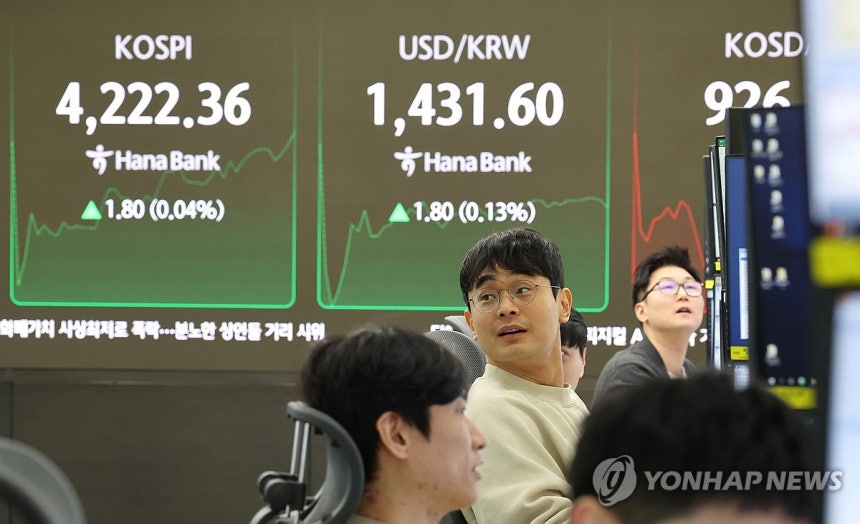 반등하는 코스피,사상 최고가 새로 쓸까?(서울=연합뉴스) 김주형 기자 = 코스피가 올해 마지막 거래일인 30일 하락 출발 했으나 반등하고 있다.서울 중구 하나은행 본점 딜링룸 현황판에 코스피가 표시돼 있다.