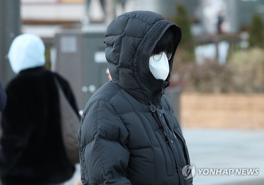 세밑 한파 (서울=연합뉴스) 서명곤 기자 = 30일 오전 서울 광화문 거리에서 시민들이 신호등이 바뀌길 기다리고 있다.2025.12.30 