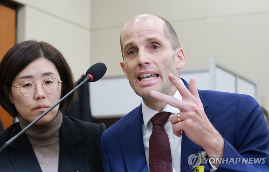 동시통역기 착용 요구에 답변하는 쿠팡 대표이사 (서울=연합뉴스) 신현우 기자 = 30일 서울 여의도 국회에서 열린 쿠팡 침해사고 및 개인정보 유출,<a href=