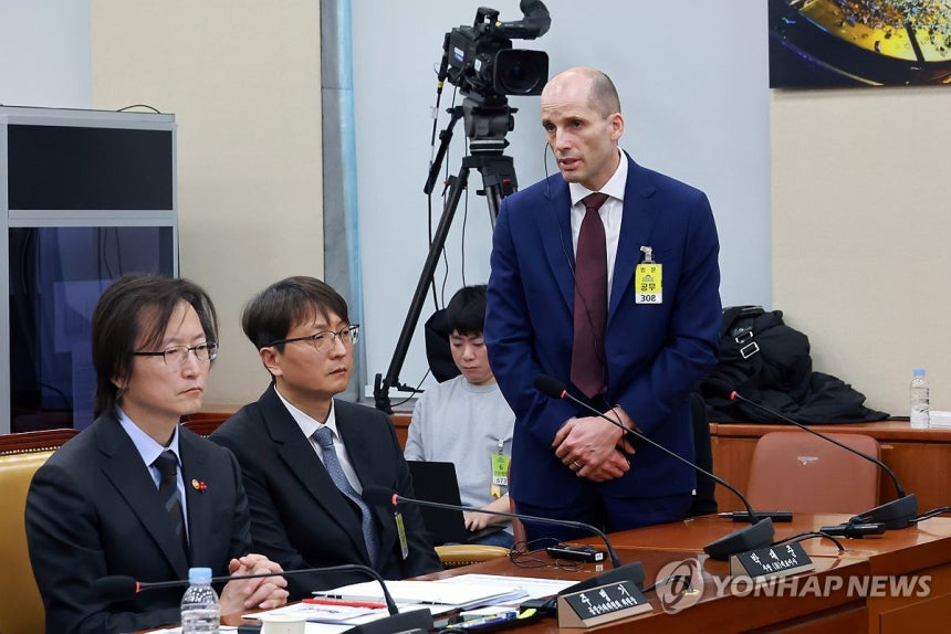 새벽배송 사고 희생자 유족에게 사과 뜻 전하는 쿠팡 대표이사 (서울=연합뉴스) 신현우 기자 = 30일 국회에서 열린 쿠팡 침해사고 및 개인정보 유출,불공정 거래,노동환경 실태 파악과 재발 방지 대책 마련을 위한 