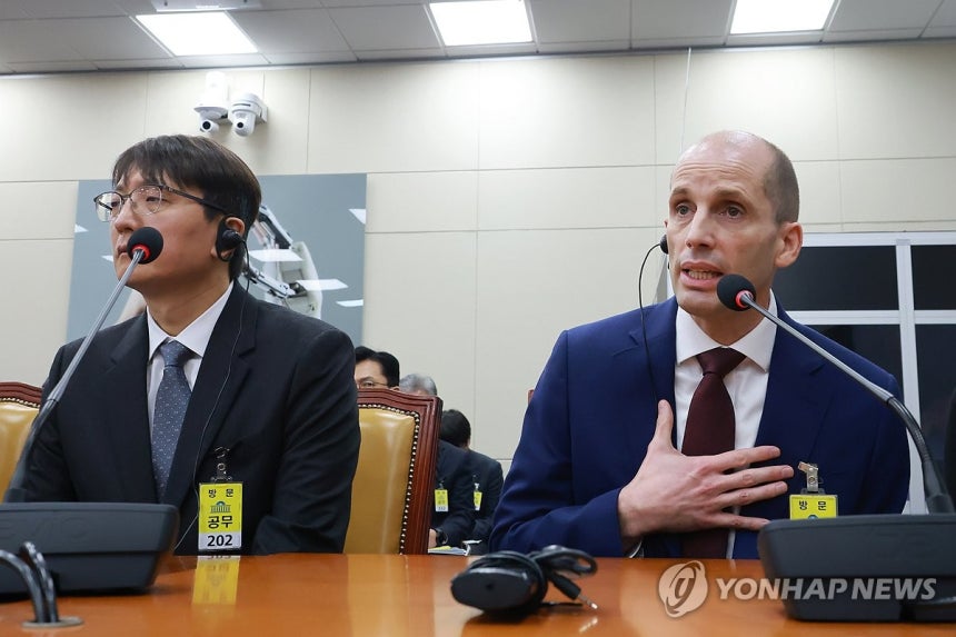 답변하는 해롤드 로저스 쿠팡 대표 (서울=연합뉴스) 신현우 기자 = 30일 국회에서 열린 쿠팡 침해사고 및 개인정보 유출,<a href=