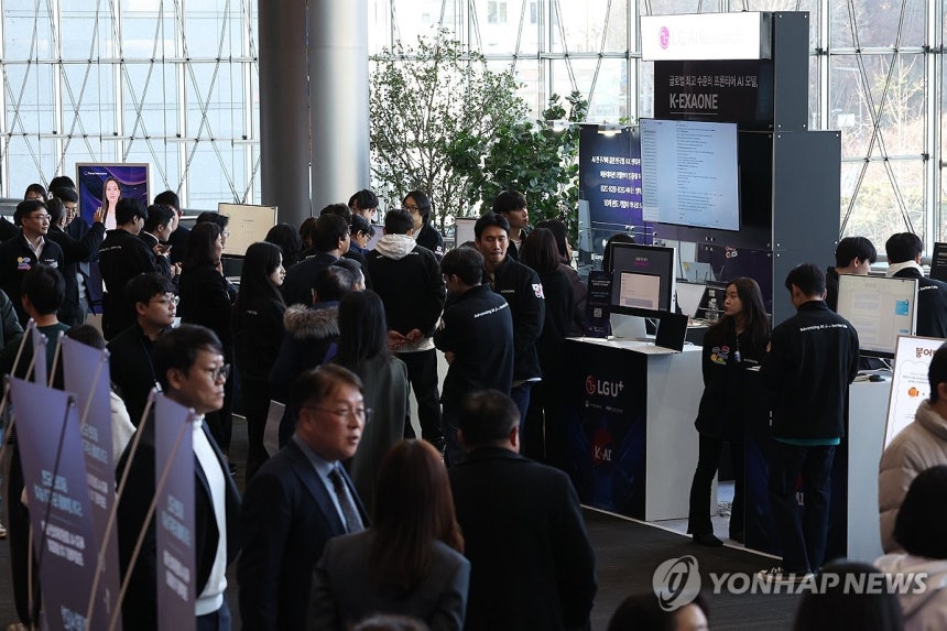 LG AI연구원 부스 (서울=연합뉴스) 강민지 기자 = 30일 서울 강남구 코엑스에서 열린 '독자 AI 파운데이션 모델' 프로젝트 1차 발표회에서 참석자들이 LG AI연구원 부스를 체험하고 있다.2025.12.3