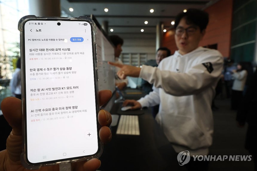 SK텔레콤 부스 (서울=연합뉴스) 강민지 기자 = 30일 서울 강남구 코엑스에서 열린 '독자 AI 파운데이션 모델' 프로젝트 1차 발표회에서 참석자들이 SK텔레콤 부스를 체험하고 있다.2025.12.30 mjka