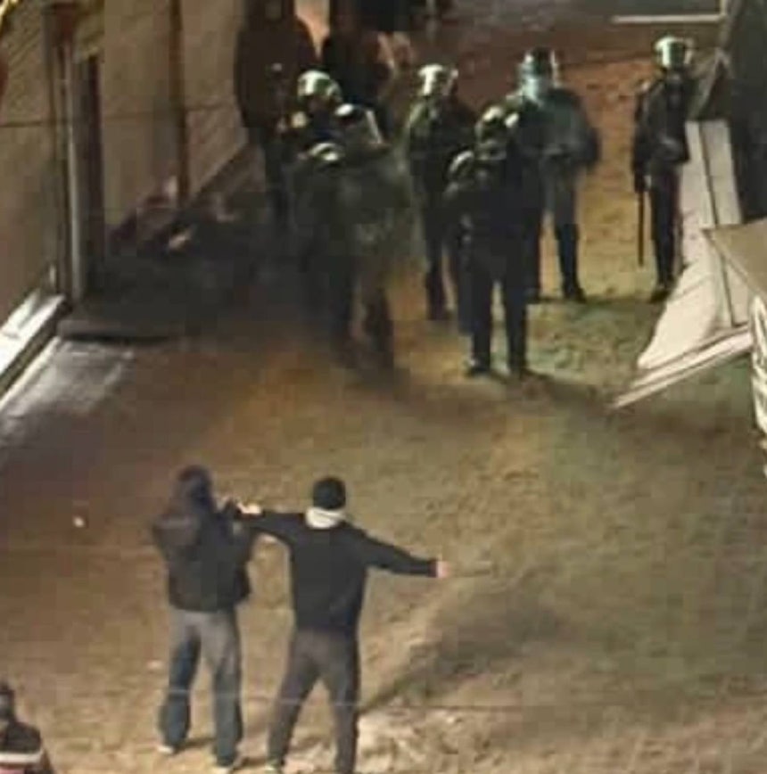 이란 경찰과 대치하는 시위대 [텔레그램 @VahidOnline 캡처.재판매 및 DB 금지]