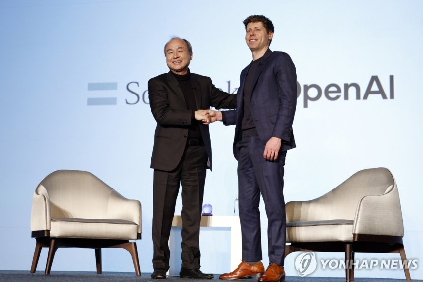 손정의와 샘 올트먼 손정의 소프트뱅크그룹 회장(왼쪽)과 샘 올트먼 오픈AI 최고경영자(CEO)가 지난 2월 3일 일본 도쿄에서 열린 