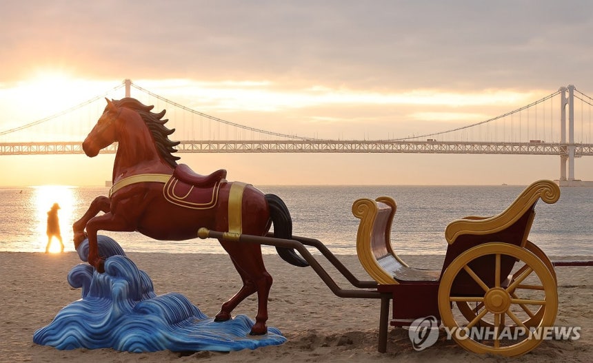 광안리해수욕장,새해 조형물 설치 (부산=연합뉴스) 강선배 기자 = 19일 오전 부산 수영구 광안리해수욕장에 새해 2026년 병오년 붉은 말의 해를 맞아 말 모양의 새해 조형물이 설치됐다.높이 2.2m,