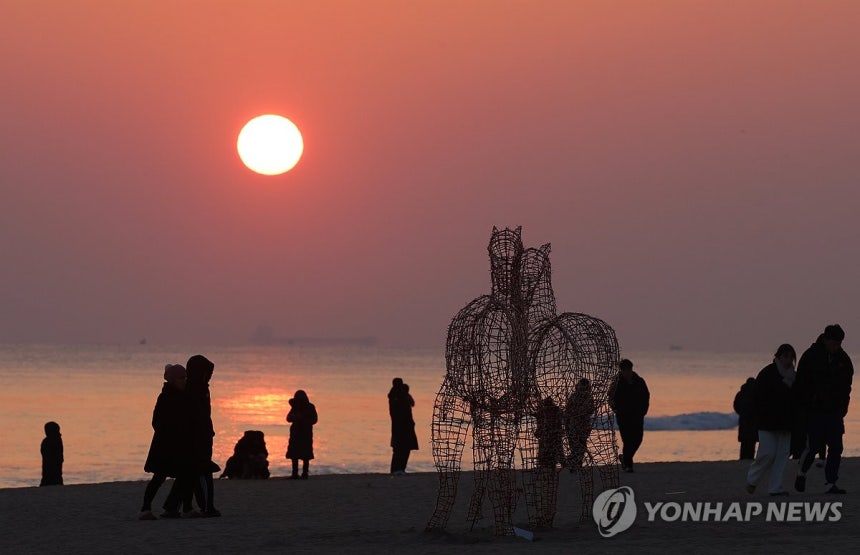 경포해변 일출 (강릉=연합뉴스) 유형재 기자 = 2026년 새해를 며칠 앞둔 28일 강원 강릉시 경포해변을 찾은 관광객들이 솟아오르는 해를 바라보고 있다.강릉시는 2026년 말의 해를 맞아 관광객을 위해 경