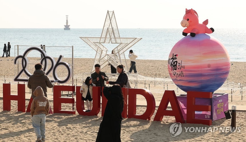 해운대해수욕장 새해조형물 재설치 (부산=연합뉴스) 강선배 기자 = 29일 부산 해운대해수욕장에 2026년 '말의 해'를 앞두고 새해조형물이 설치돼 있다.지난 24일 우주인이 말을 타고 있는 모양의 조형물을 