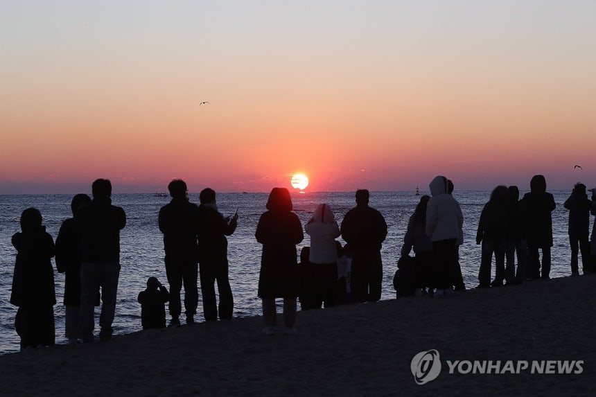 일출 보러 왔어요 (속초=연합뉴스) 류호준 기자 = 30일 강원 속초 해수욕장 백사장에서 시민과 관광객들이 일출을 감상하고 있다.2025.12.30 