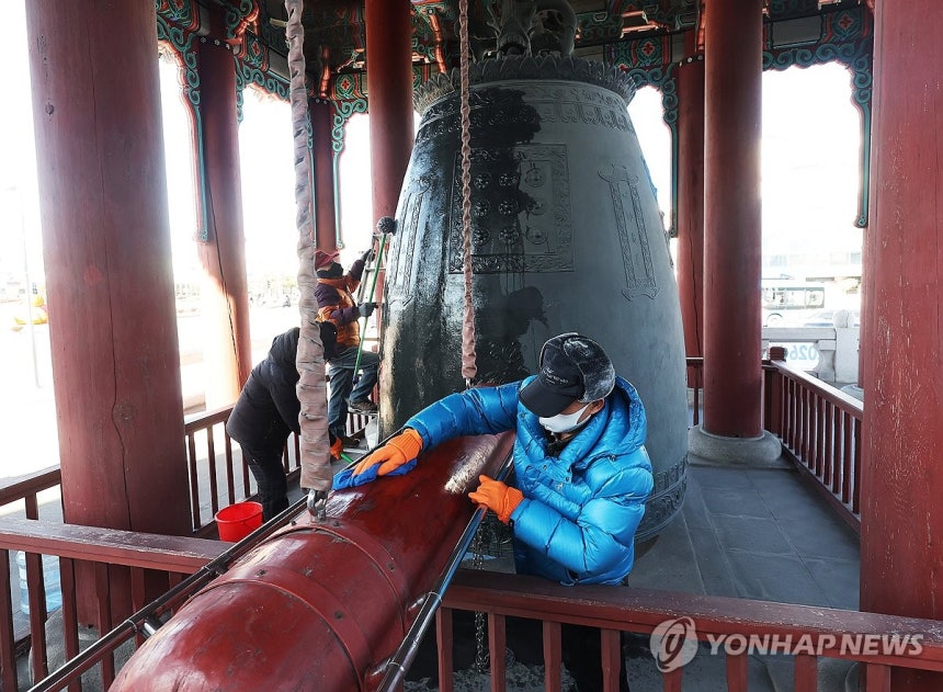 새해맞이 준비 (수원=연합뉴스) 홍기원 기자 = 30일 경기도 수원시 화성행궁 앞 여민각에서 관계자들이 제야 타종 행사를 앞두고 종을 닦고 있다.2025.12.30 