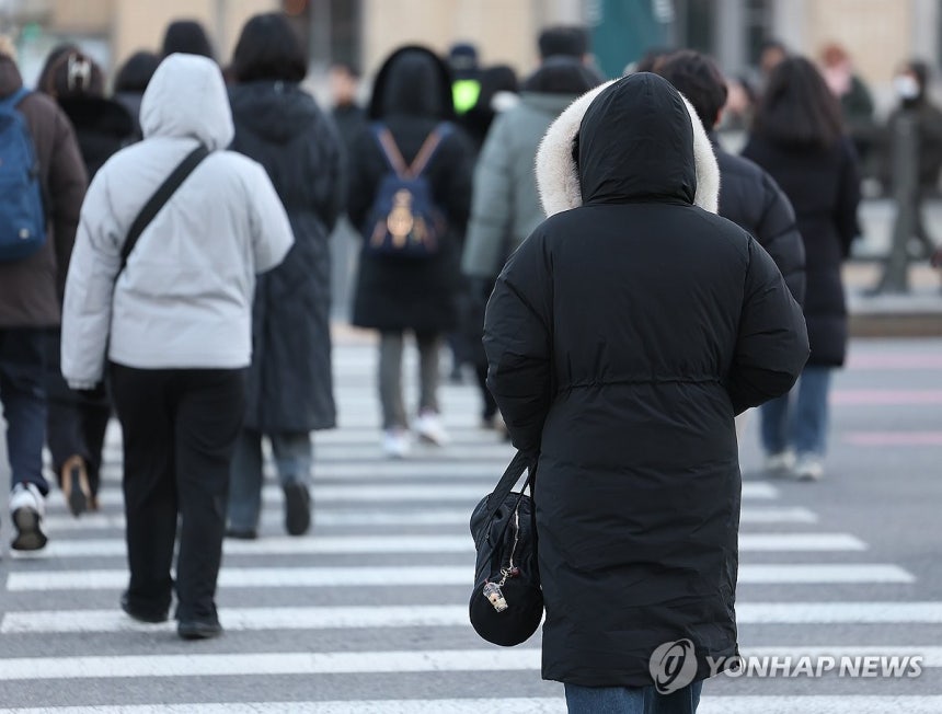 강추위 속 출근 (서울=연합뉴스) 김성민 기자 = 2025년의 마지막 날인 31일 서울 시내에서 시민들이 이동하고 있다.2025.12.31 