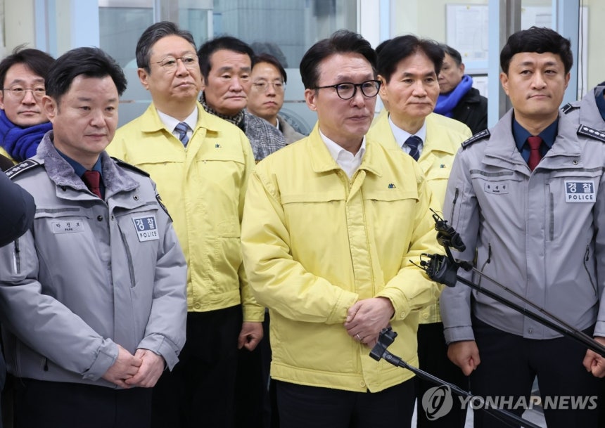 김민석 총리, 연말연시 치안 현장 격려 방문
(서울=연합뉴스) 이정훈 기자 = 김민석 국무총리가 연말연시를 맞아 31일 서울 양천구 양천경찰서를 방문, 형사과 현황 보고를 받고 있