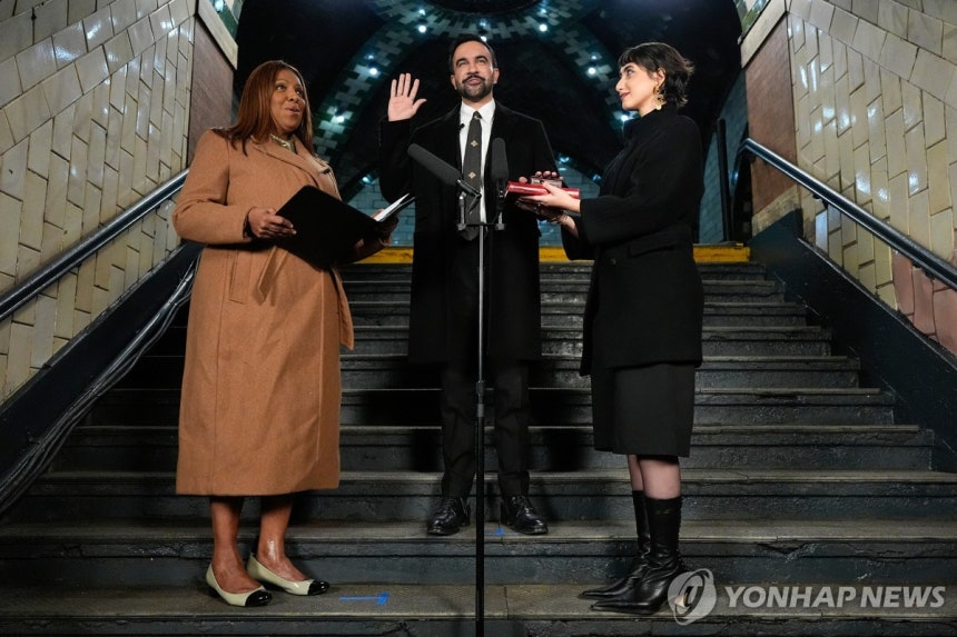 취임 선서하는 맘다니 뉴욕시장 (뉴욕 AP=연합뉴스 재판매 및 DB금지)