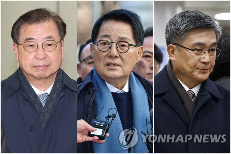 선고공판 출석하는 서훈·박지원·서욱 (서울=연합뉴스) 최재구 기자 = 2020년 서해에서 발생한 공무원 피격 사건을 은폐하려 한 혐의로 재판에 넘겨진 서훈 전 청와대 국가안보실장(왼쪽부터),<a href=