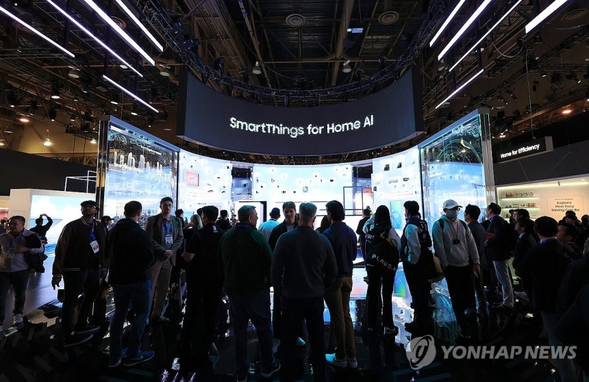 붐비는 삼성전자 전시관 세계 최대 가전·정보기술(IT) 전시회 CES 2025 개막 첫날인 지난 1월 7일(현지시간) 미국 네바다주 라스베이거스 컨벤션센터 센트럴홀 삼성전자 전시관이 관람객으로 붐비고 있다.[연합뉴