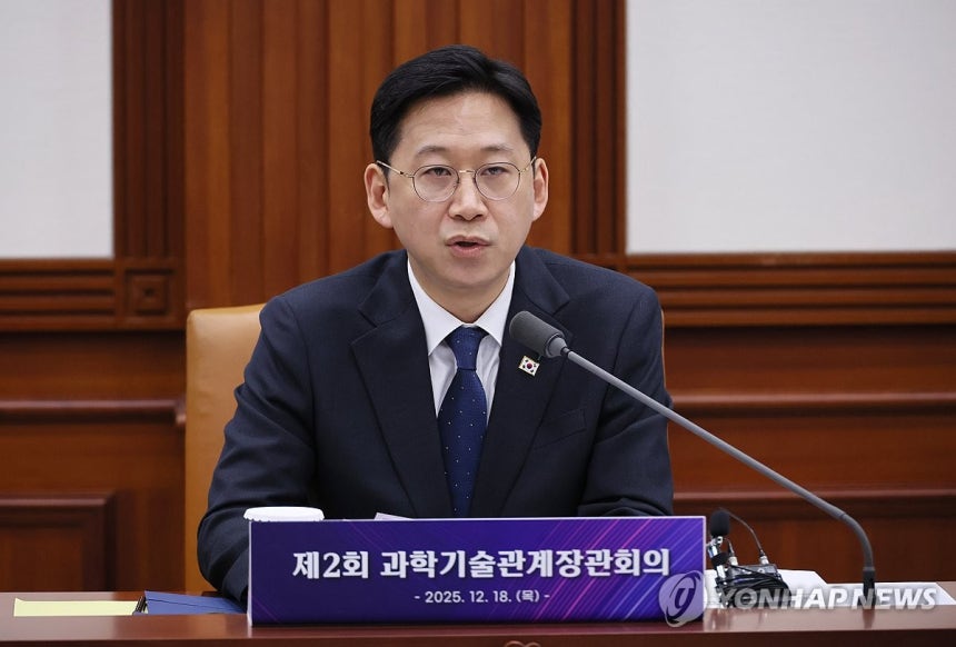 과학기술관계장관회의 주재하는 배경훈 부총리 (서울=연합뉴스) 이정훈 기자 = 배경훈 부총리 겸 과학기술정보통신부 장관이 18일 서울 종로구 정부서울청사에서 열린 제2회 과학기술관계장관회의를 주재하고 있다.2025.