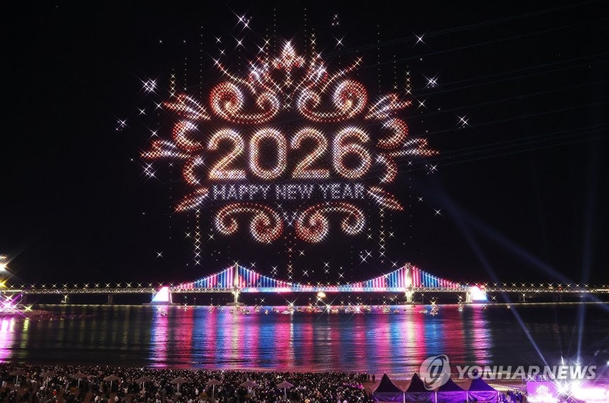2026년 병오년 새해맞이 '광안리 M 드론 라이트 쇼' (부산=연합뉴스) 강선배 기자 = 2026년 1월 1일 0시 부산 수영구 광안리해수욕장 일원에서 새해맞이 '광안리 M 드론라이트쇼' 특별공연이 펼쳐지고 있다.