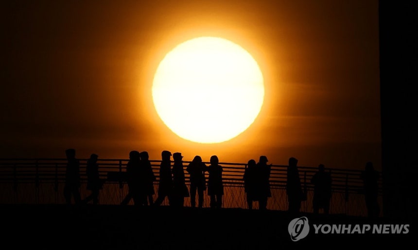 '반갑다 병오년' 2026년 새해 첫 해돋이 (서울=연합뉴스) 김인철 기자 = 2026년 병오년(丙午年) 새해 첫날인 1일 서울 영등포구 여의도 선유도공원 선유교 뒤로 새해 첫 일출이 떠오르고 있다.2026.1.1