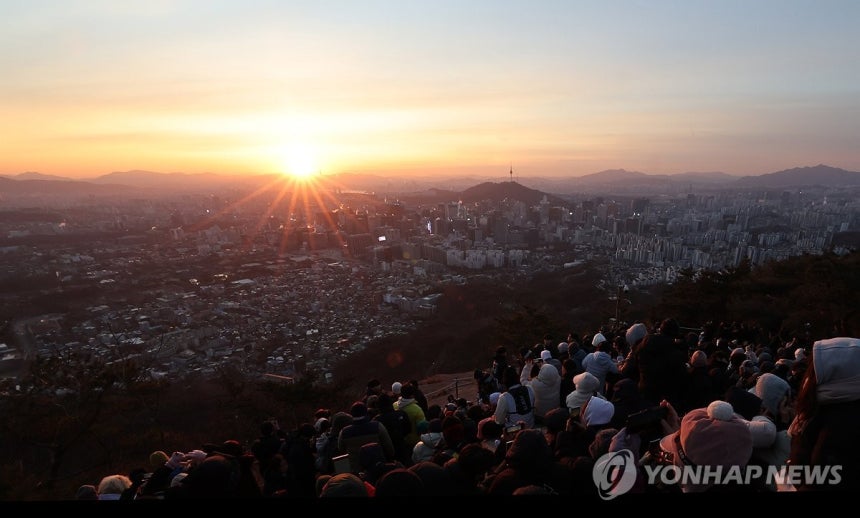 "반갑다!2026년" (서울=연합뉴스) 이진욱 기자 = '붉은 말'의 해 병오년 첫날인 1일 서울 종로구 인왕산 정상에서 시민들이 일출을 지켜보고 있다.2026.1.1 