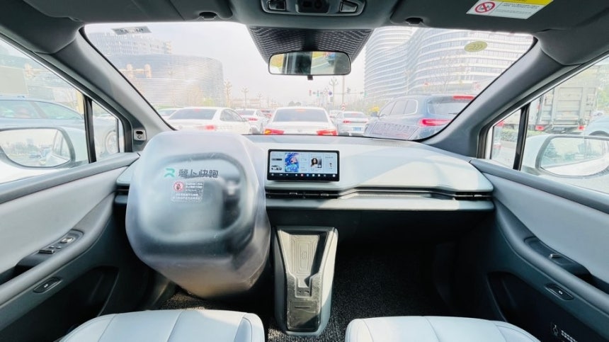 바이두 로보택시 '뤄보콰이파오' (우한=연합뉴스) 김현정 특파원 = 지난달 31일 후베이성 우한시에서 탑승한 로보택시 '뤄보콰이파오' 내부 모습.무단횡단 보행자를 자연스레 피하고,앞 차가 멈춰 서면 곧장 후진해 