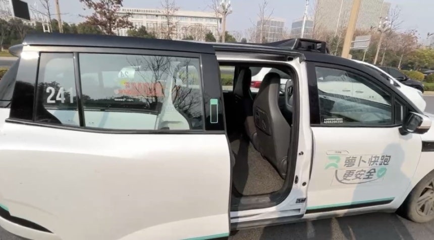 바이두 로보택시 '뤄보콰이파오' (우한=연합뉴스) 김현정 특파원 = 지난달 31일 후베이성 우한시에서 탑승한 로보택시 '뤄보콰이파오'.호출한 장소에 도착한 후 정차한 뒤 문이 열리는 모습.2025.12.31 hj