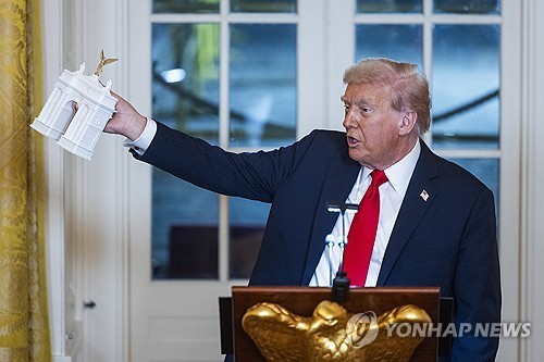 개선문 모형 들어올린 트럼프 대통령 [EPA=연합뉴스 자료사진.재판매 및 DB 금지] 