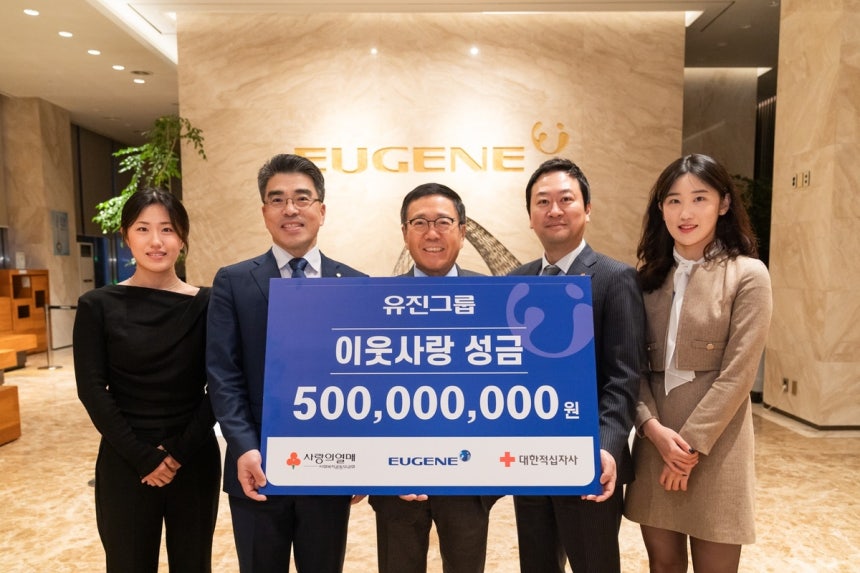 유진그룹, 11년째 '기부 시무식'…5억원 기부로 병오년 첫 출발
(서울=연합뉴스) 2일 서울 여의도 유진빌딩에서 열린 유진그룹 기부 시무식. 유진그룹 정진학 커뮤니케이션실 사장(가운데), 강성모 그룹혁신부문 상무(