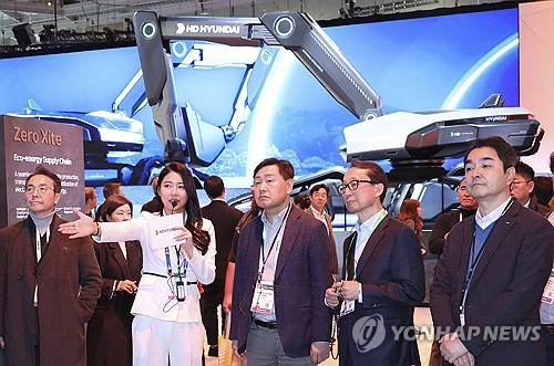 CES 2024 전북 공동관 둘러보는 김관영 지사
[연합뉴스 자료사진]