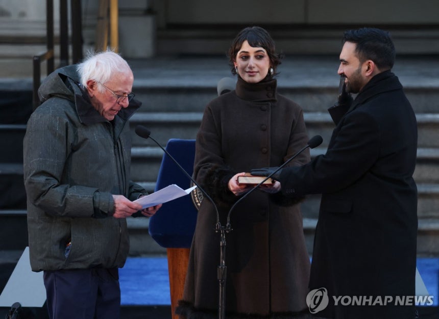 이슬람 경전 쿠란에 왼손 올리고 취임 선서하는 조란 맘다니 뉴욕시장 [뉴욕 AFP=연합뉴스.재판매 및 DB 금지]