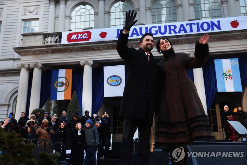 인사하는 조란 맘다니 뉴욕시장 부부 [뉴욕 AFP=연합뉴스.재판매 및 DB 금지]