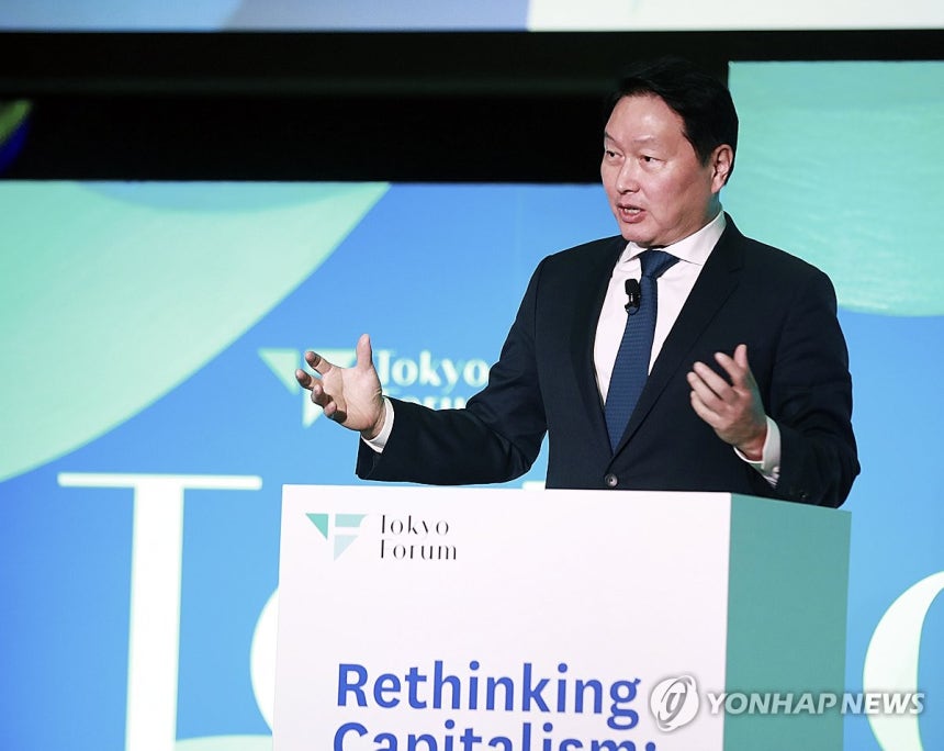 최태원 SK회장,'도쿄포럼2025' 개회사 (서울=연합뉴스) 최태원 SK회장이 21일 일본 도쿄대 야스다 강당에서 열린 '도쿄포럼2025'에서 개회사를 하고 있다.2025.11.21 [SK수펙스추구협의회 제공.