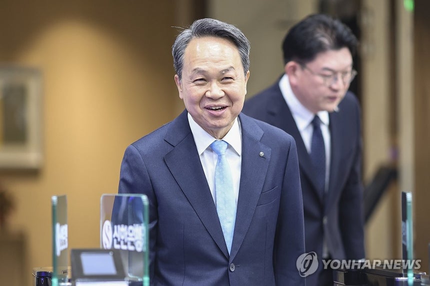 연임 성공한 진옥동 신한금융 회장
(서울=연합뉴스) 윤동진 기자 = 연임에 성공한 진옥동 신한금융지주 회장이 4일 서울 중구 신한금융지주 본사에서 이동하고 있다. 2025.12.4 mon@yna.co.kr