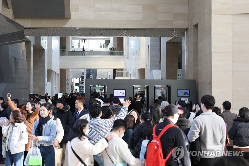 국립중앙박물관 600만 관객 돌파 (서울=연합뉴스) 류효림 기자 = 11일 서울 용산구 국립중앙박물관에서 관람객들이 전시관을 둘러보고 있다. 이날 국립중앙박물관은 올해 연간 관람객 600만 명을 돌파했다고 밝혔다.