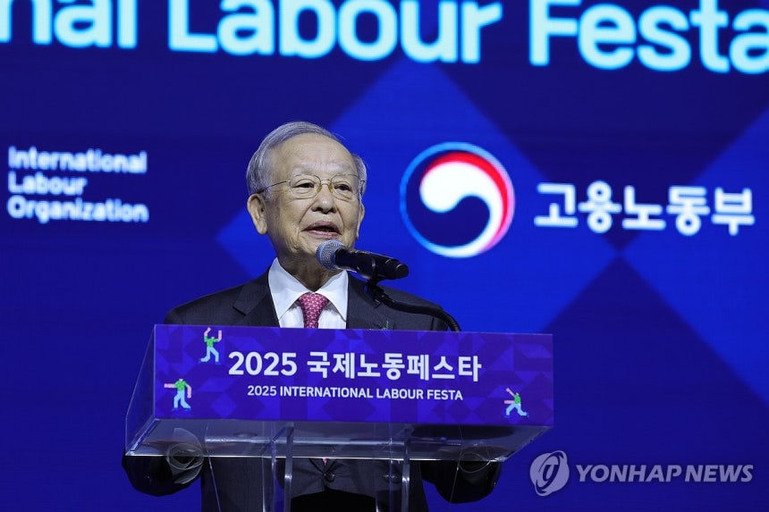 축사하는 손경식 경총 회장 (고양=연합뉴스) 임병식 기자 = 16일 오전 경기도 고양시 킨텍스에서 열린 2025 국제노동페스타에서 손경식 한국경영자총협회 회장이 축사하고 있다.2025.12.16 andphotodo